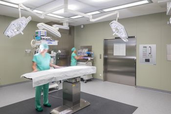 lekár stojaci v novej operačnej sále pri operačnom stoje