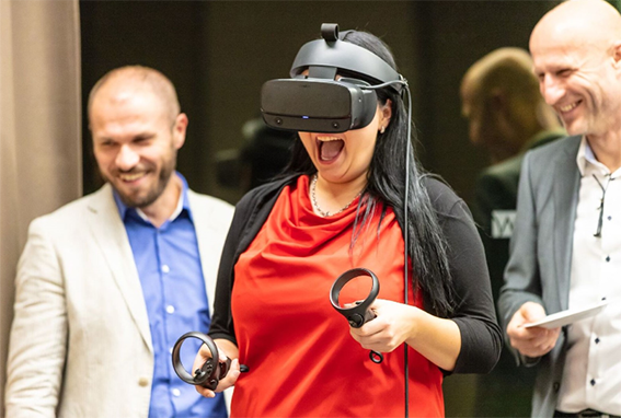 smejúca sa žena testujúca virtuálnu realitu pomocou virtuálnych okuliarov