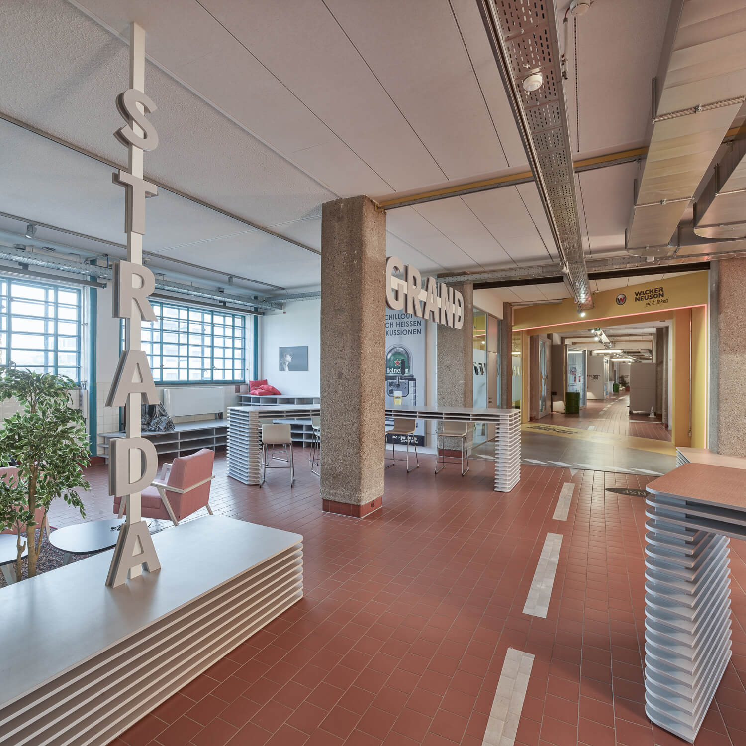 moderný interiér budovy - oddychová zóna pre zamestnancov