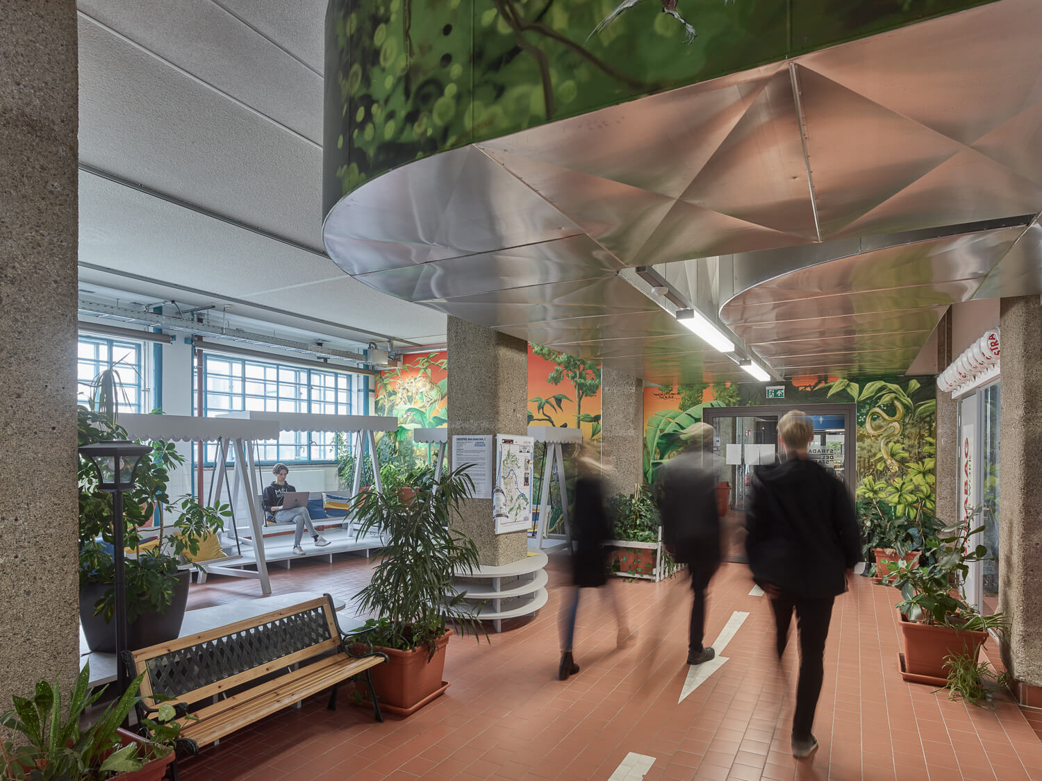 interiér budovy - oddychová zóna s množstvom rastlín