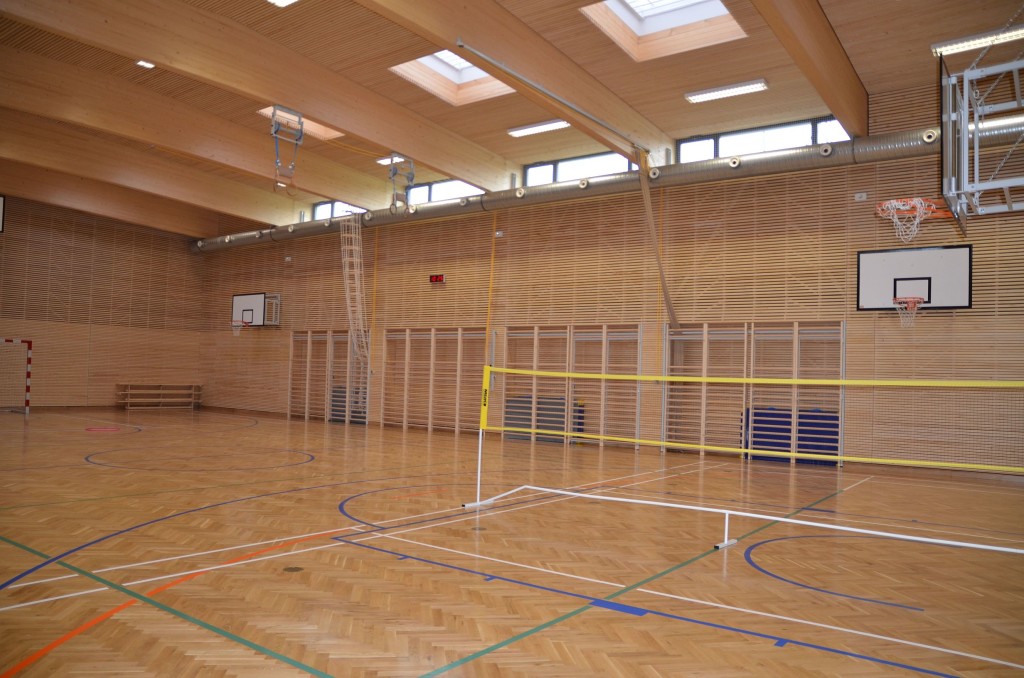Tělocvična s badmintonovou sítí v Rakouském gymnáziu v Praze