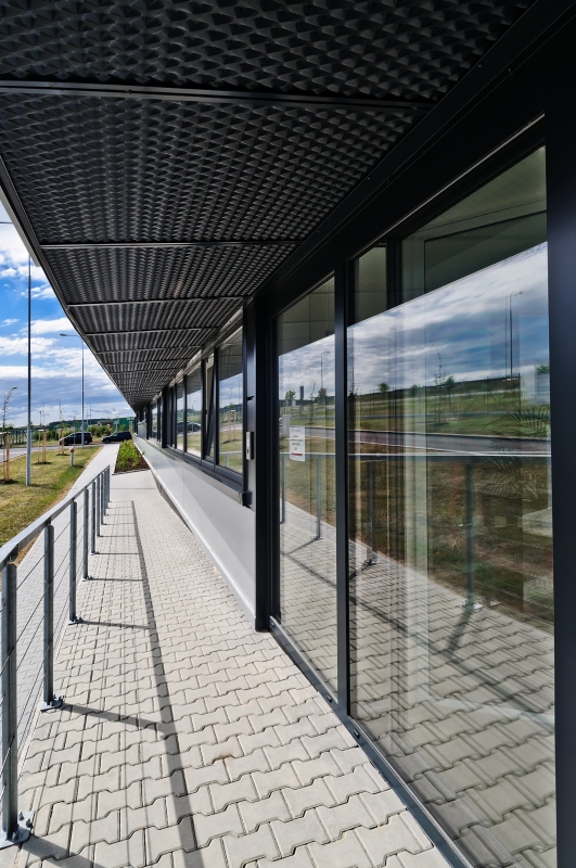 Administrativní budova společnosti Dirac Industries prosklené příčky ukázka architektury společnosti DELTA