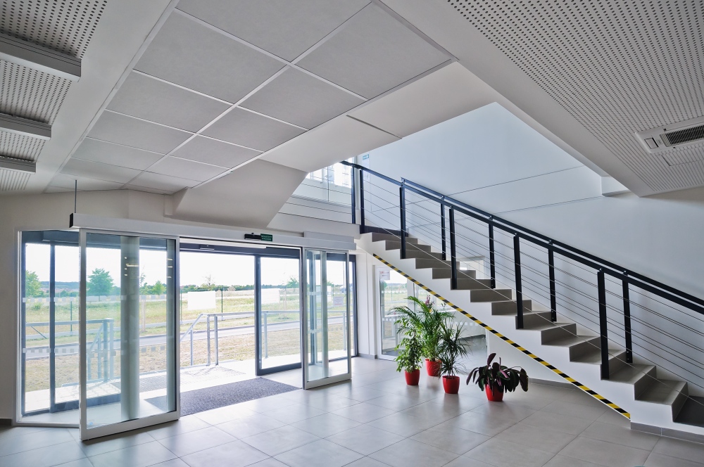 Administrativní budova společnosti Dirac Industries interiér hlavní vstup